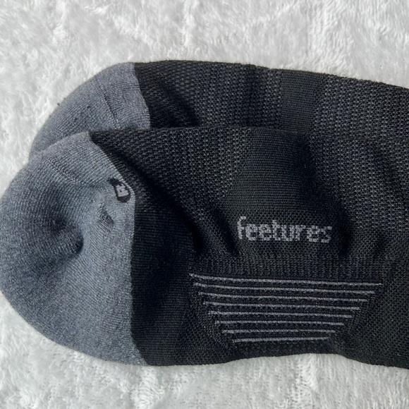 ( 2) Feetures  Elite Max Cushion No Show Tab Socks - Picture 10 of 15